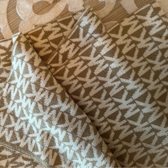 Beautiful reversible Michael Kors logo winter scarf 🧣 - Picture 2 of 11